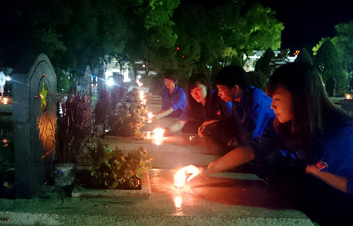 Đoàn viên thanh niên thắp nến tri ân anh hùng liệt sỹ tại nghĩa trang A1Đoàn dâng lên các anh hùng liệt sỹ vòng hoa tươi thắm